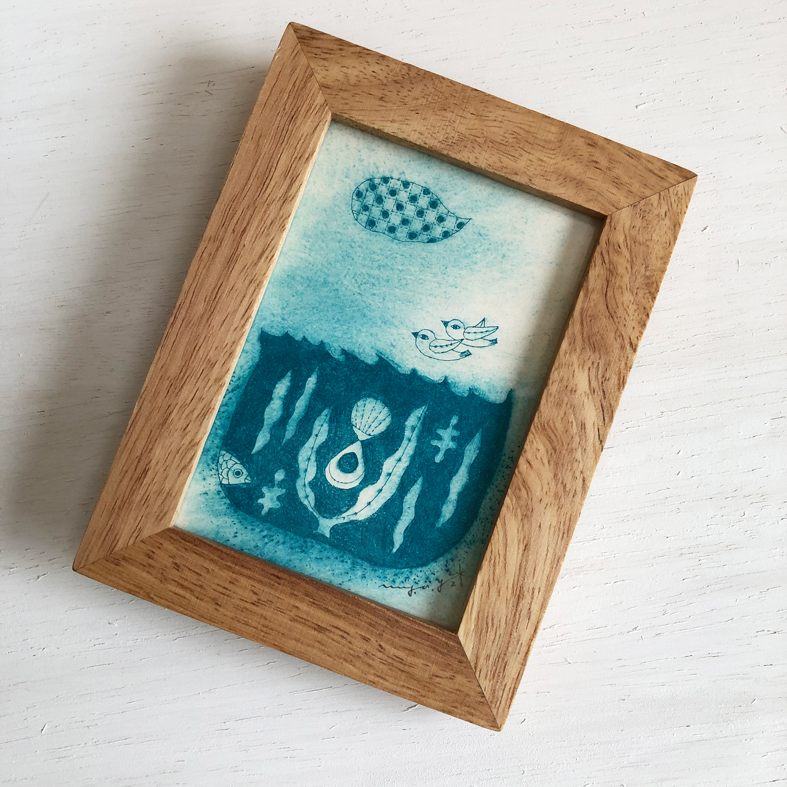 海の中 雲 小鳥 明るいブルー 紙版画 フレーム木製ナチュラル茶系